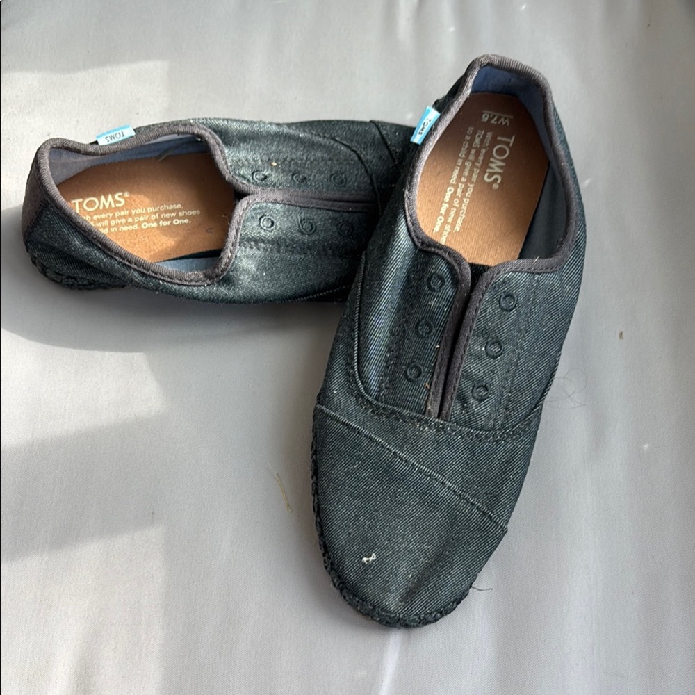 TOMS Women's 7.5  Gray Slip-On Flats like new